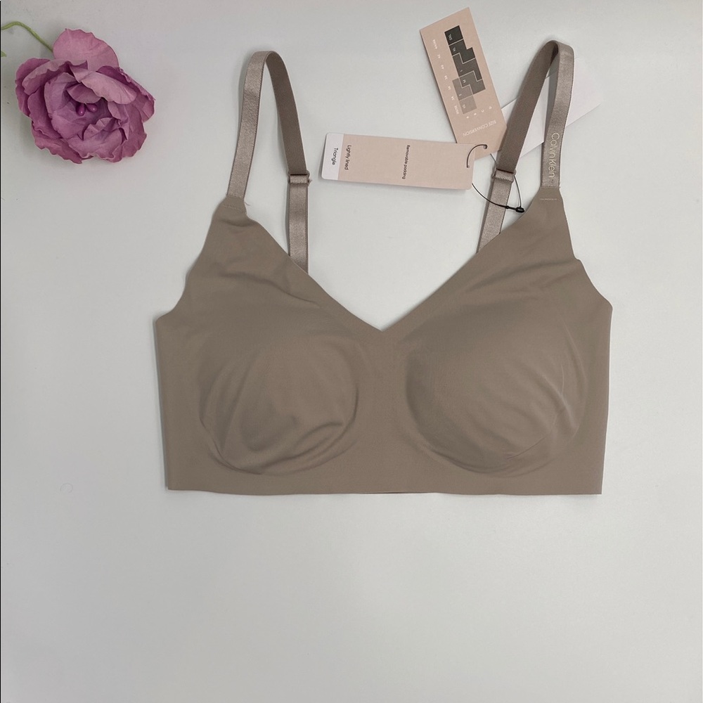 NWT  Invisibles Lightly Lined Triangle Bralette